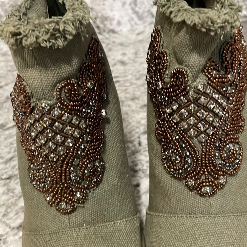 NWO Betsy Johnson Khaki color beaded Boot heels size 8 half - Picture 4 of 9